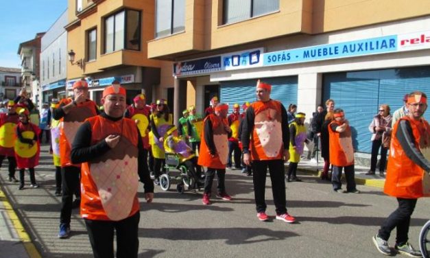 Los ususarios de Mensajeros de la Paz llenan de color y sabor las calles de Moraleja con su desfile de Carnaval