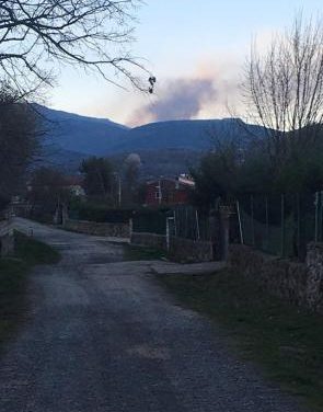 Movilizan medios aéreos y terrestres del Ministerio para trabajar en la extinción del incendio de La Garganta
