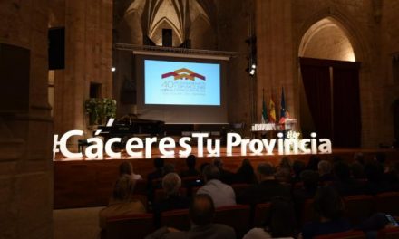 La Diputación homenajea a los alcaldes que han pasado por los municipios cacereños en los 40 años de democracia
