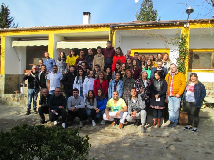 Miembros de Mensajeros de la Paz comparten su experiencia con la adicción con alumnos de Torrejoncillo