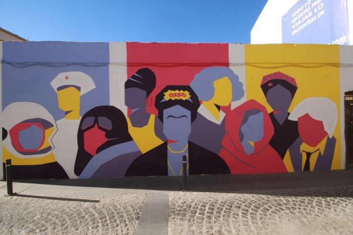El mural «Mujeres que pintan mucho en la historia» preside la calle Derechos Humanos de Moraleja