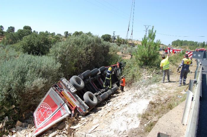 Los bomberos rescatan el cadáver del camionero accidentado en Valverde 17 horas después del suceso