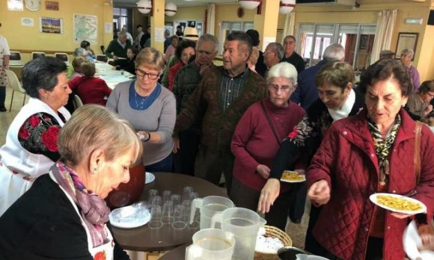 El centro de mayores de Moraleja celebra su tradicional comida de matanza