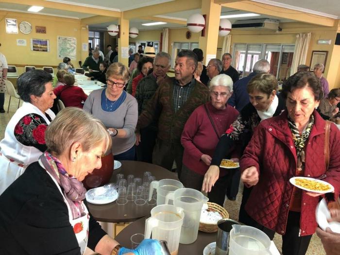 El centro de mayores de Moraleja celebra su tradicional comida de matanza