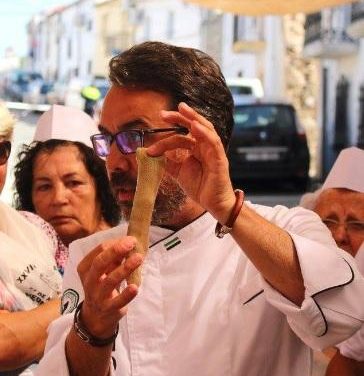 El cocinero José Manuel Galán ofrecerá un showcooking en la Feria del Queso de Cabra de Acehúche