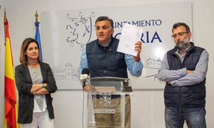 La construcción del Pabellón de Deportes de Coria enfrenta a Héctor Lisero y a Ballestero