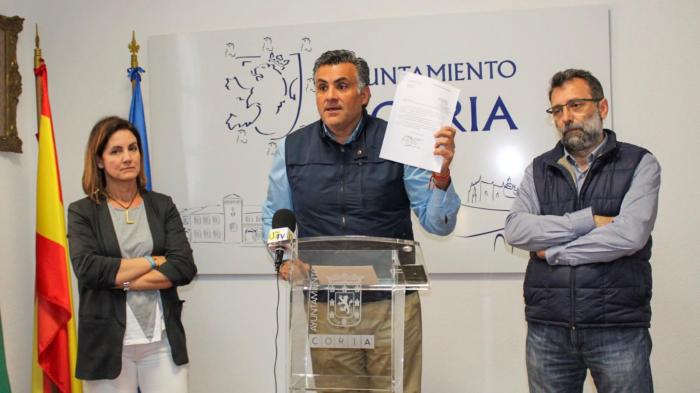 La construcción del Pabellón de Deportes de Coria enfrenta a Héctor Lisero y a Ballestero