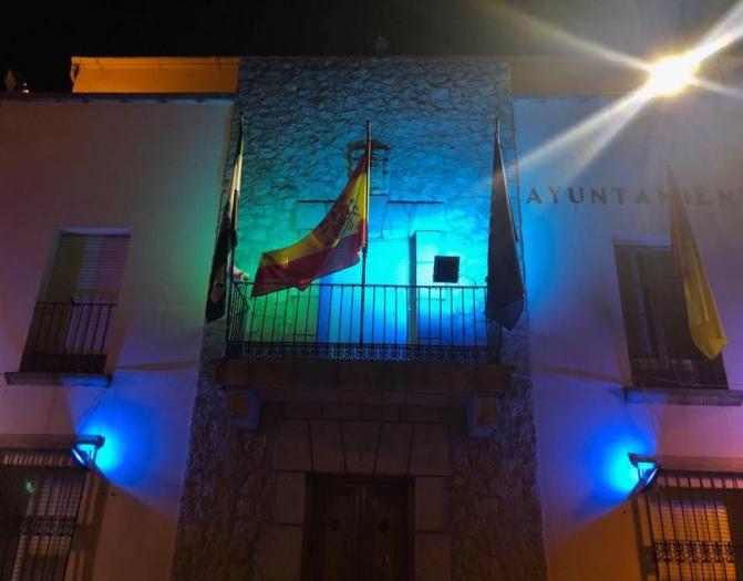 El Ayuntamiento de Moraleja se une a la campaña del autismo iluminando la fachada  de azul