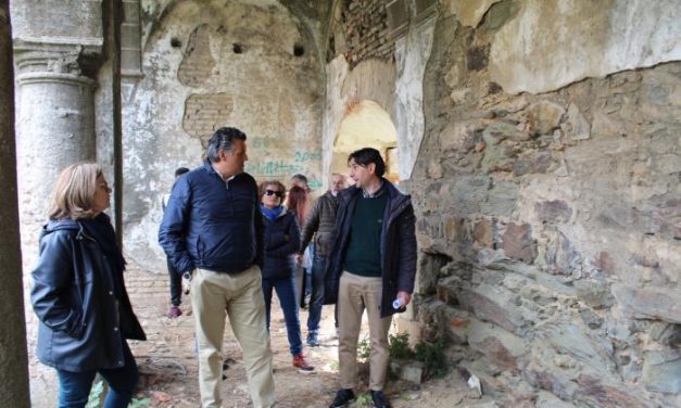 El alcalde de Coria visita las ruinas del Convento San Francisco para buscar posibles mejoras