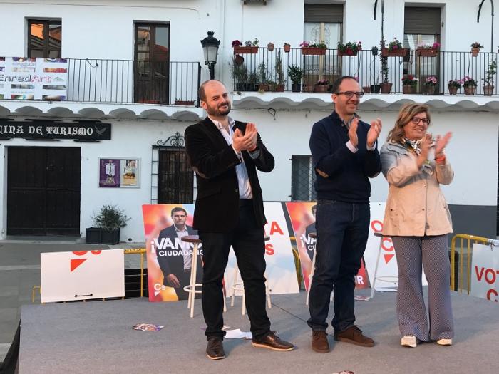 Ciudadanos abriga a Millán Luis González en la presentación de su candidatura en Moraleja