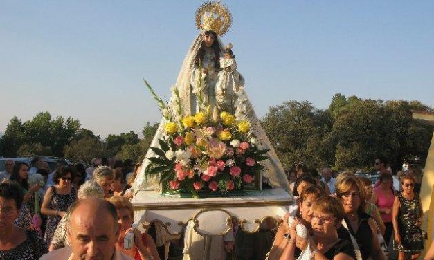 Cientos de personas acompañan a la Virgen de la Vega que permanecerá en Moraleja hasta mayo