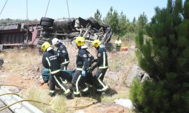 Los bomberos rescatan el cadáver del camionero accidentado en Valverde 17 horas después del suceso
