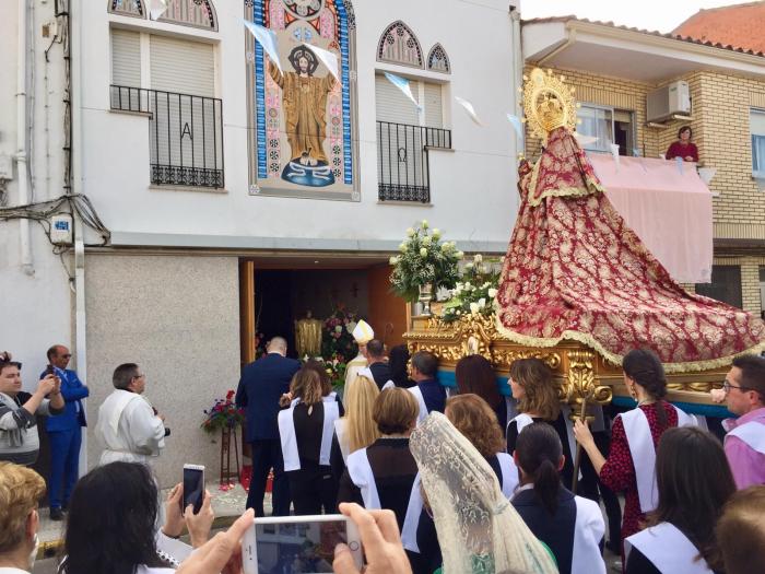 Más de un centenar de vecinos acompaña a la Virgen de la Vega por las calles de Moraleja