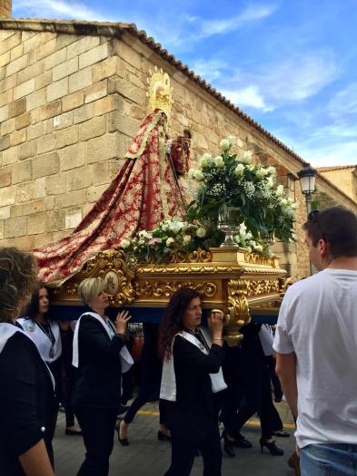Más de un centenar de vecinos acompaña a la Virgen de la Vega por las calles de Moraleja