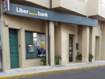 Los trabajadores de Liberbank en Gata se reubican en Moraleja debido a la reducción del servicio