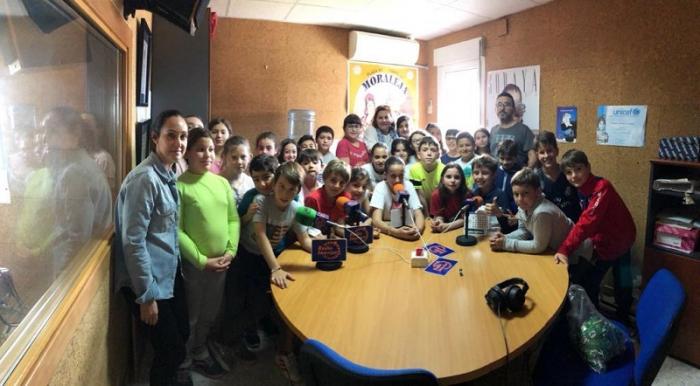 Los alumnos de cuarto curso del Colegio Cervantes visitan las instalaciones de Radio Interior