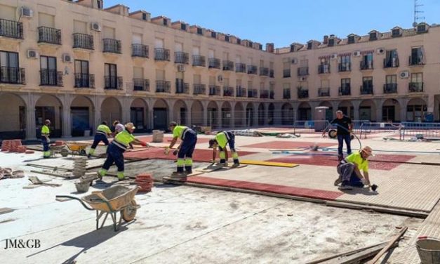 El Ayuntamiento de Coria continúa con las obras de impermeabilización y solado en la Plaza de Salamanca