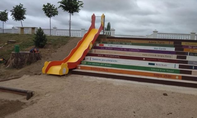 El Ayuntamiento de Ríolobos finaliza la escalera con forma de estantería para luchar contra la violencia de género