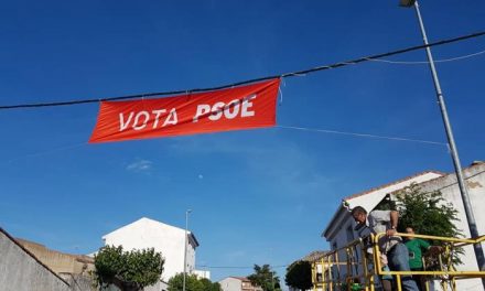 La Junta Electoral insta al PSOE a retirar una pancarta  colgada de un tendido eléctrico en Zarza la Mayor
