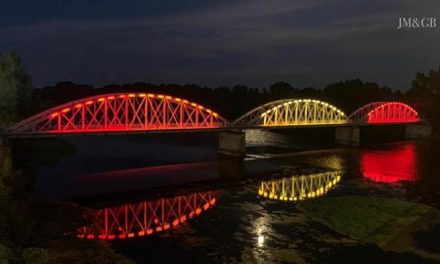 El Ayuntamiento de Coria pone a prueba la nueva iluminación artística del Puente de Hierro