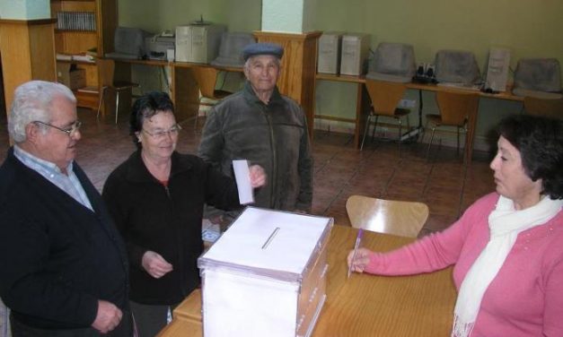 La falta de una acta de escrutinio en Hoyos retrasa el cierre del colegio electoral hasta las 20:30 horas