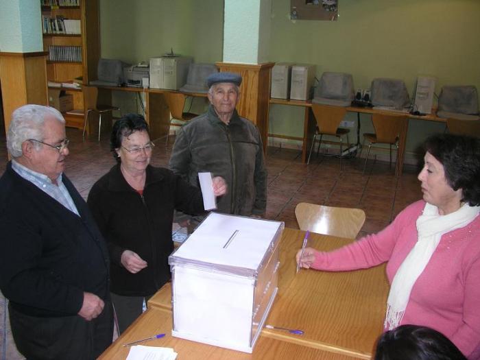 La falta de una acta de escrutinio en Hoyos retrasa el cierre del colegio electoral hasta las 20:30 horas