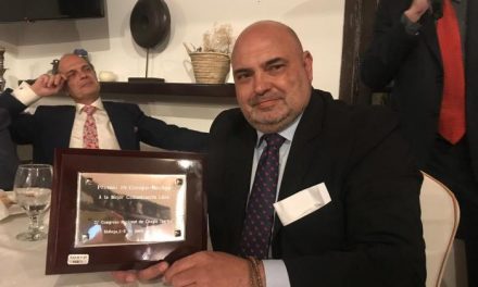 El cirujano Ricardo Iglesias recibe el premio a mejor comunicación científica a nivel nacional