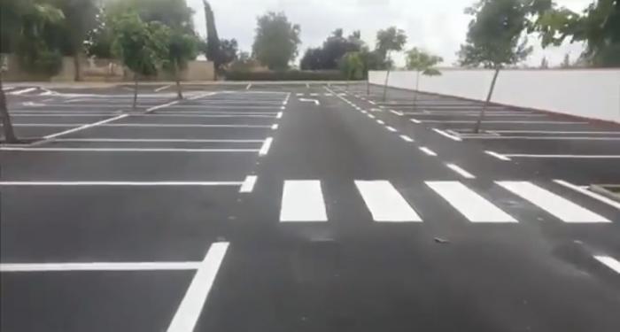 El Ayuntamiento de Moraleja finaliza el asfaltado del aparcamiento de la Piscina Municipal