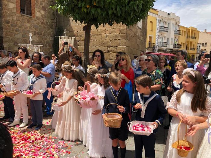 Moraleja celebra el tradicional Corpus Christi con la participación de más de 50 niños