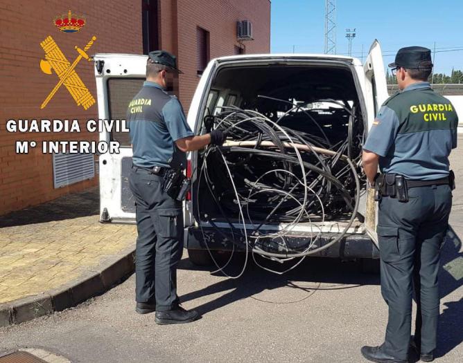 La Guardia Civil detiene a los supuestos autores del robo de 400 kilogramos de cable de aluminio  en Moraleja