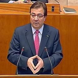 Fernández Vara recuerda en su toma de posesión «la deuda que España tiene con Extremadura»