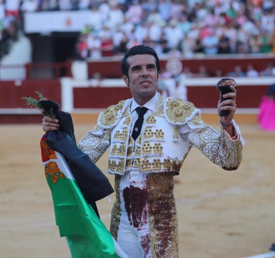 El torero Emilio de Justo vuelve al ruedo cortando dos orejas y abriendo la puerta grande de la plaza de Soria
