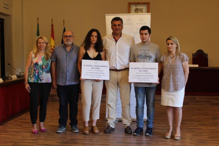 El Ayuntamiento de Coria entrega becas de 1.000 euros a los mejores expedientes académicos de Bachillerato