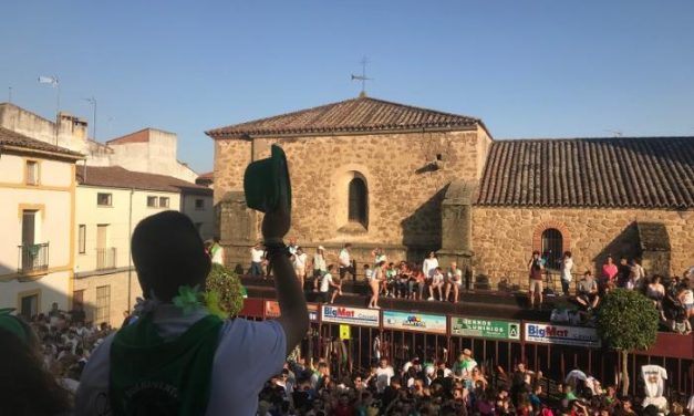 Lleno absoluto en las inmediaciones de la Plaza de España de Moraleja para dar comienzo a las fiestas