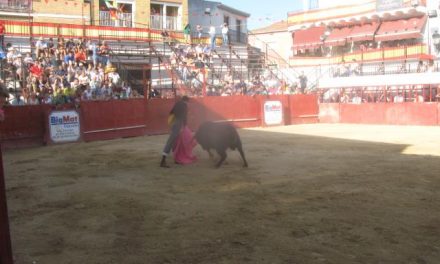 El torero Manuel Escribano corta tres orejas durante el festival taurino con picadores en Moraleja