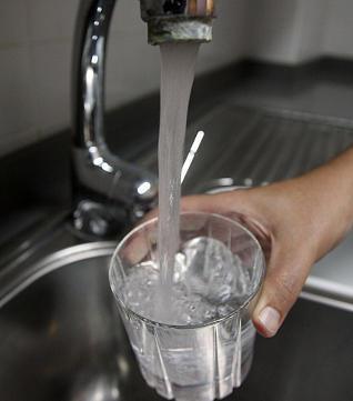 Acebo pide un uso responsable del agua para evitar cortes o sanciones por uso irresponsable
