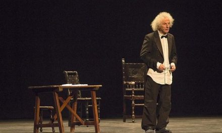 Moraleja organiza un viaje al teatro de Alcántara para disfrutar de la obra «Cómico» el próximo jueves