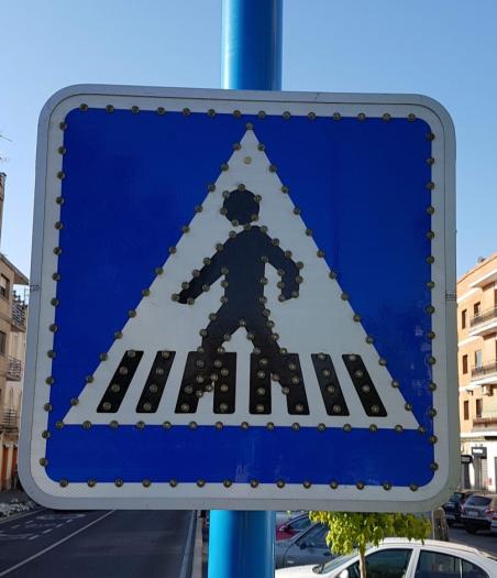 La ciudad de Coria ya cuenta con señales luminosas en tres pasos de peatones de la avenida principal