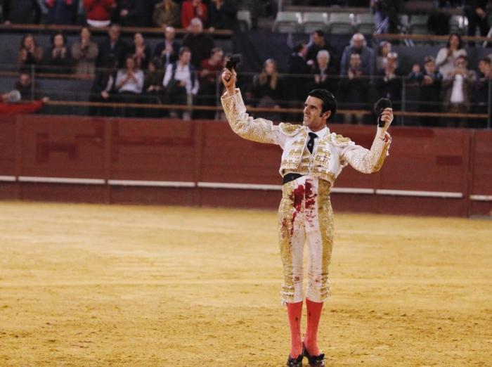 Emilio de Justo triunfa en Bilbao y resulta herido «sin complicaciones» por el tercer toro de Victorino Martín