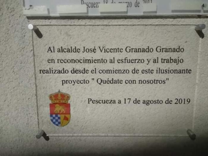 Pescueza rinde homenaje al exalcalde José Vicente Granado por el proyecto «Quédate con nosotros»