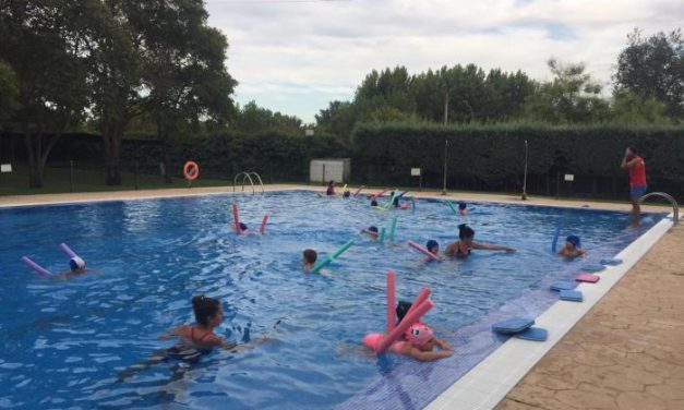 Más de 400 alumnos participan en los cursos de natación de Coria, Puebla de Argeme y Rincón del Obispo
