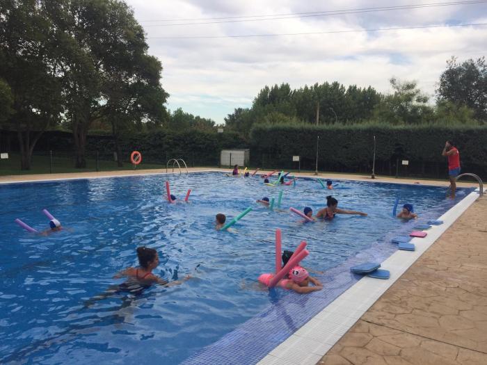 Más de 400 alumnos participan en los cursos de natación de Coria, Puebla de Argeme y Rincón del Obispo