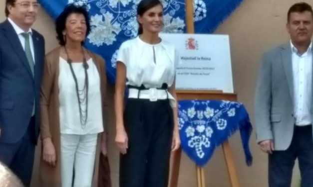 Multitudinaria acogida a la Reina Letizia en la inauguración del curso escolar en Torrejoncillo