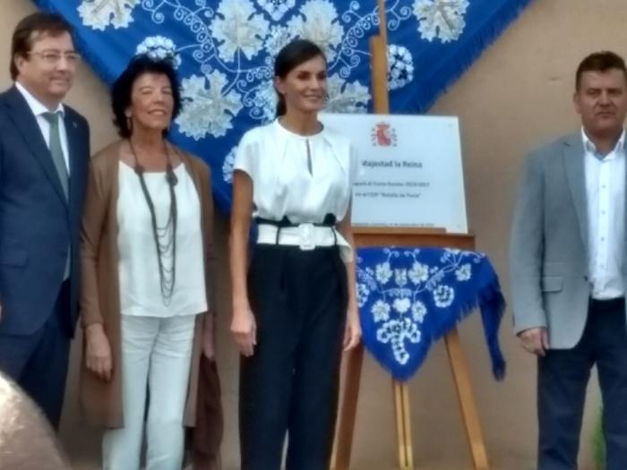 Multitudinaria acogida a la Reina Letizia en la inauguración del curso escolar en Torrejoncillo