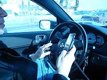 El 40% de los conductores extremeños reconoce que usa el móvil mientras conducen