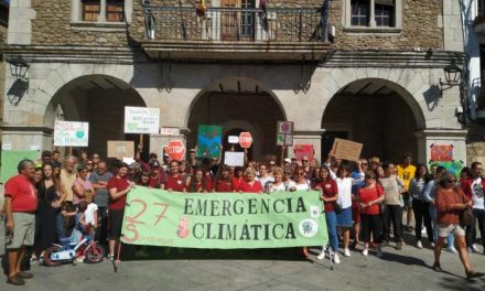 Más de un centenar de personas se manifiesta en Hoyos contra el cambio climático
