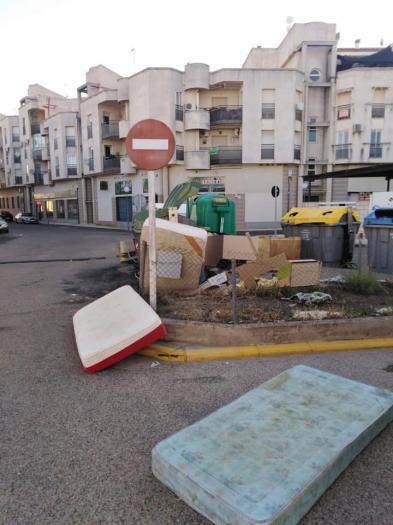 Herrero denuncia la presencia de basura y restos de envases en diferentes vías públicas de Moraleja