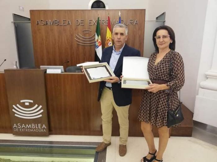 Una moralejana recibe un homenaje en la Asamblea de Extremadura por ser una donante de sangre destacada