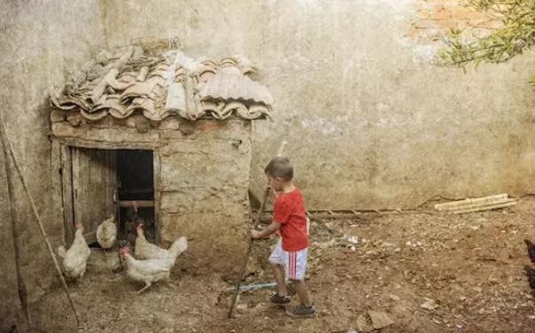 Una vecina de Pozuelo de Zarzón gana el premio fotográfico «Señas de identidad»