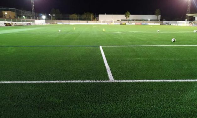 Finalizadas las obras de sustitución del césped artificial del campo de fútbol de Moraleja